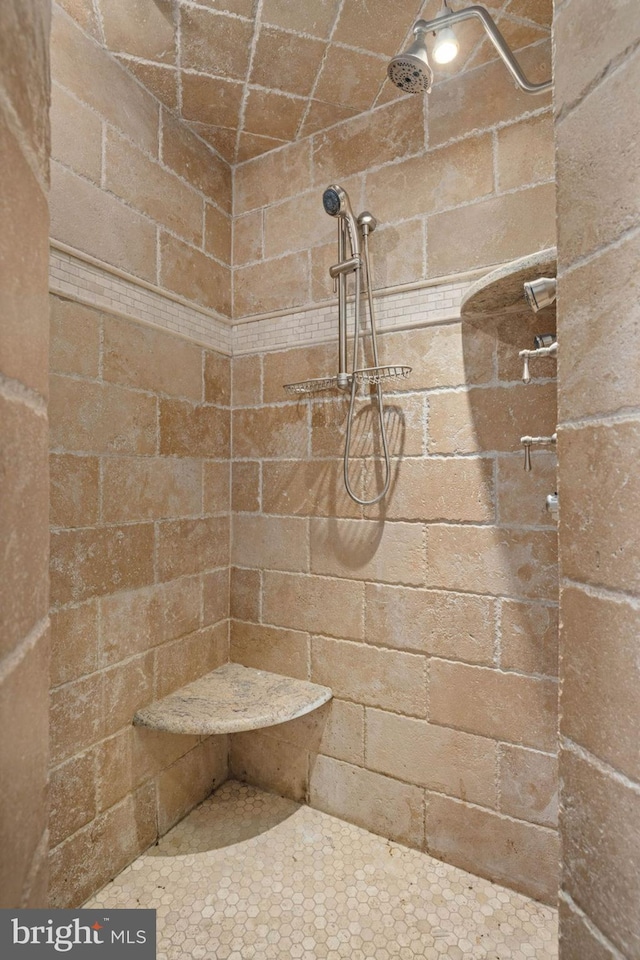 bathroom featuring a tile shower