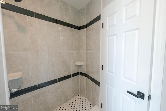 bathroom featuring tiled shower