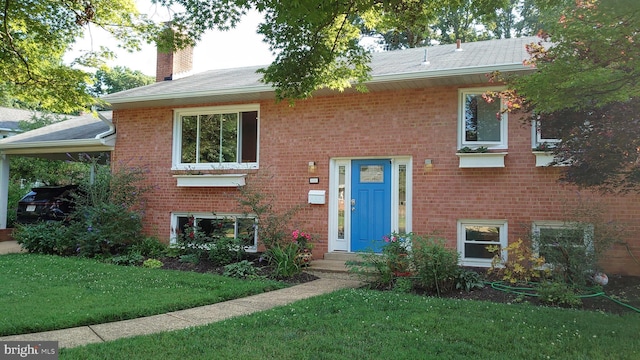 view of front facade featuring a front yard