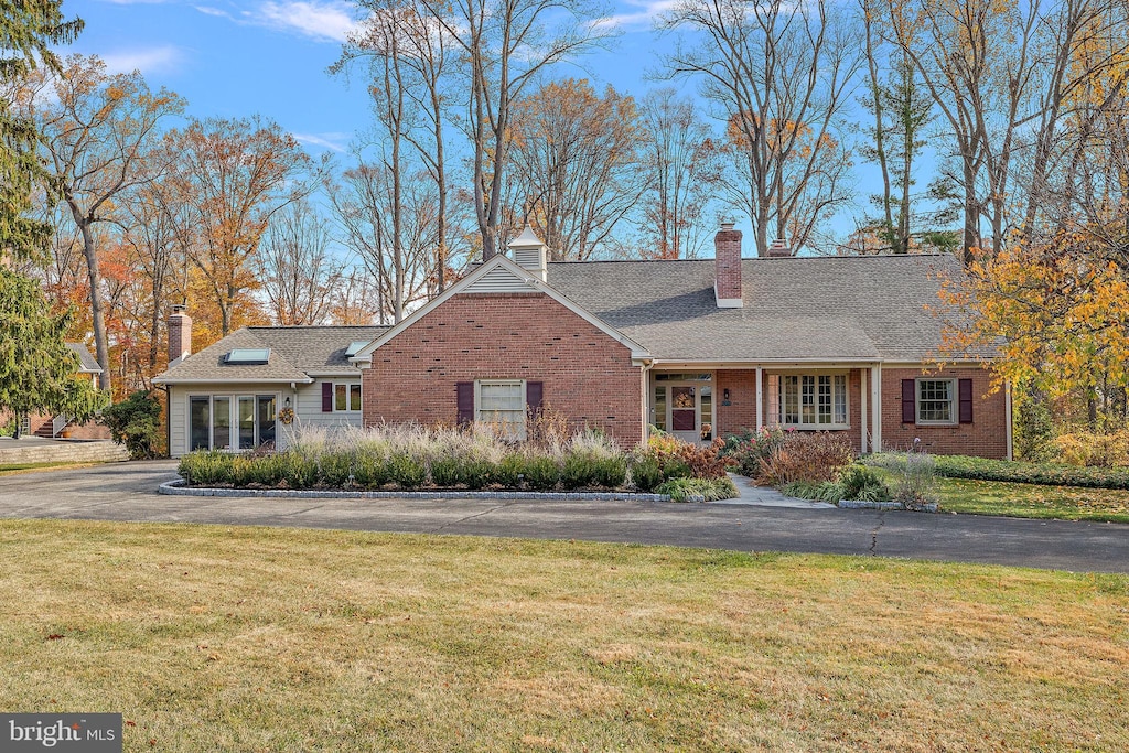 view of front of home with a front lawn