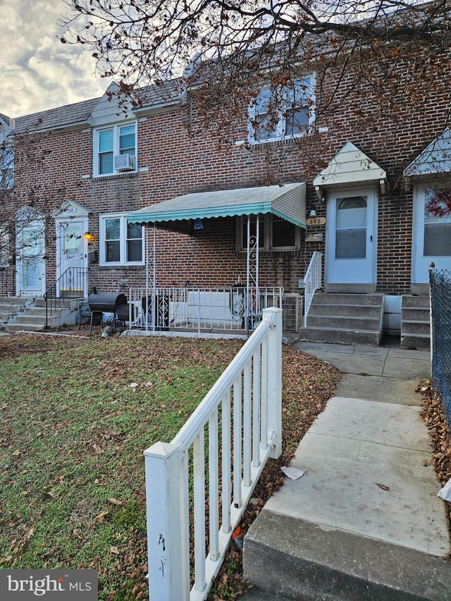 townhome / multi-family property featuring cooling unit