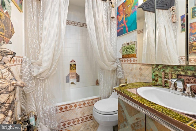 full bathroom with shower / bath combo with shower curtain, vanity, and toilet