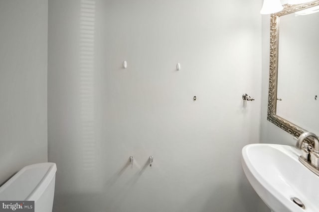 bathroom featuring sink