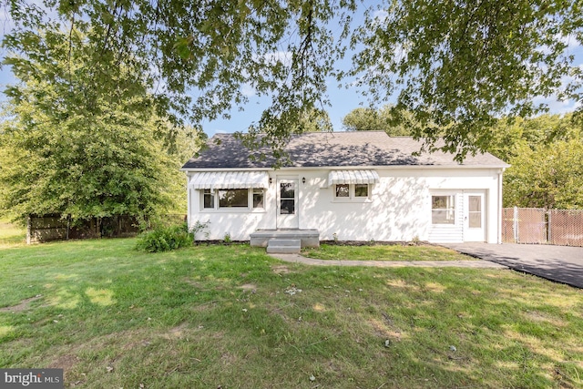 view of front facade featuring a front lawn