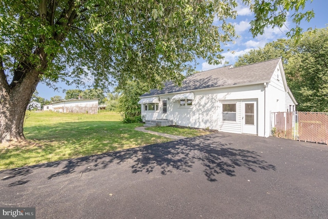 view of front of house featuring a front yard