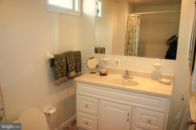 bathroom featuring a shower with curtain and vanity