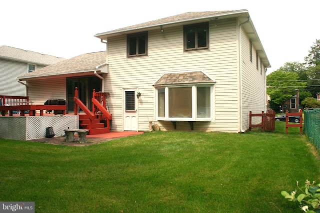 back of house featuring a lawn