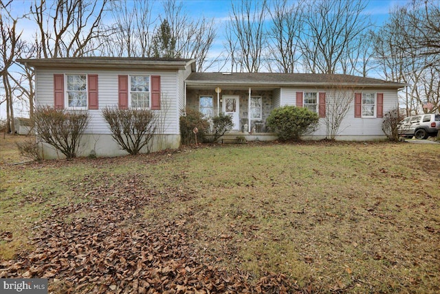 view of front facade featuring a front lawn