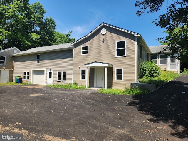 view of front facade with a garage