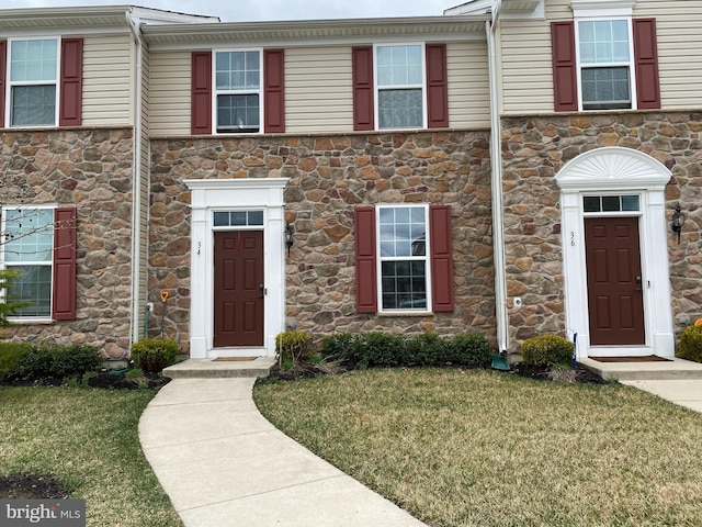 view of front of house featuring a front yard