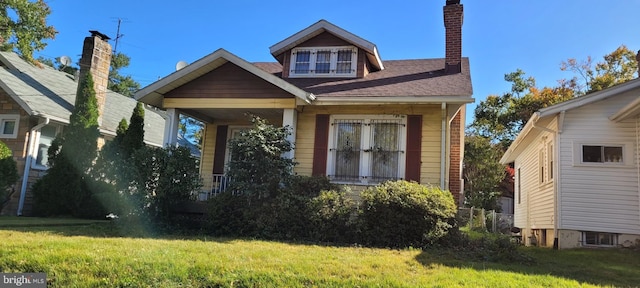 view of front of home featuring a porch and a front lawn