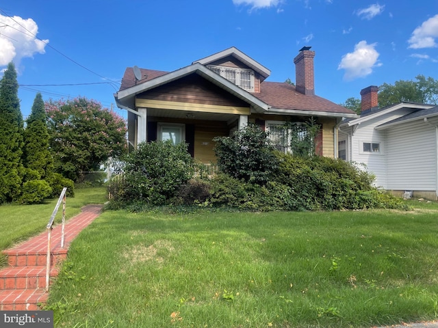 view of front facade featuring a front yard