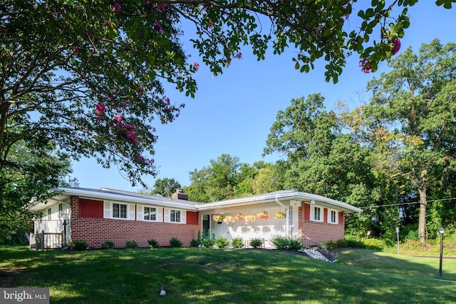 single story home featuring a front lawn