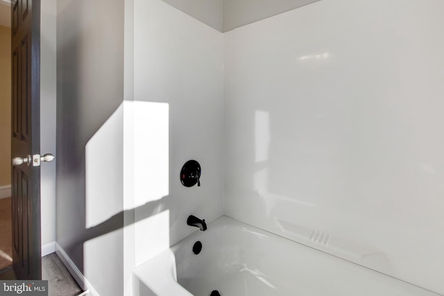 bathroom with tub / shower combination