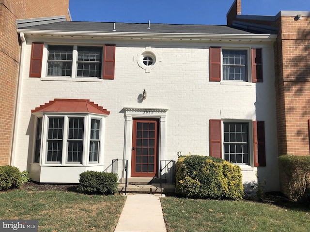 view of front facade with a front yard