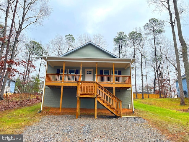 view of front of property featuring a front yard