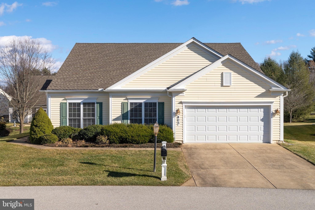 view of front facade featuring a front yard and a garage