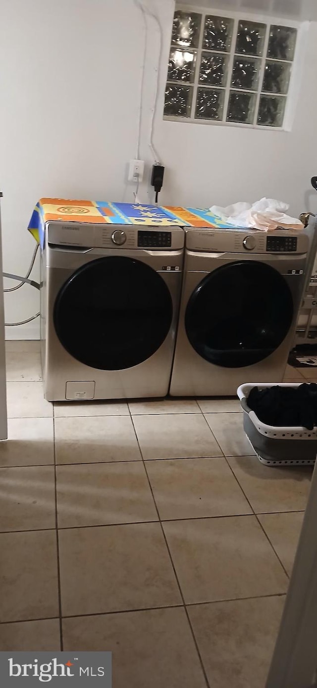 laundry area featuring tile patterned flooring and washer and clothes dryer