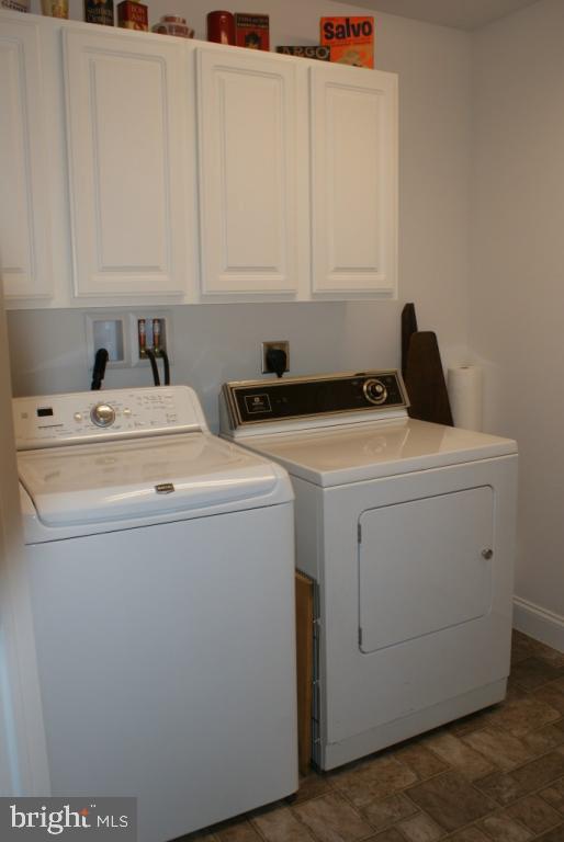 laundry room featuring cabinets and independent washer and dryer