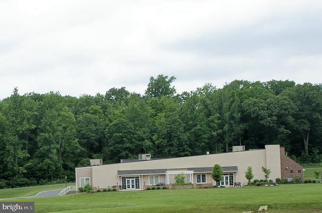 view of front of property featuring a front lawn