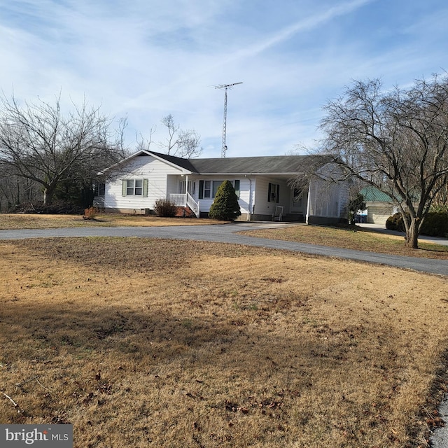 ranch-style house featuring a front yard