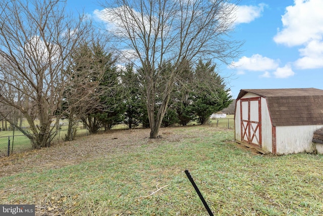 view of yard with a storage unit