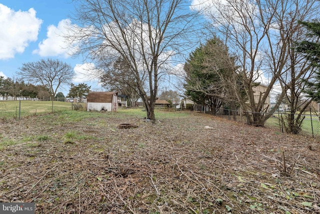 view of yard featuring an outbuilding