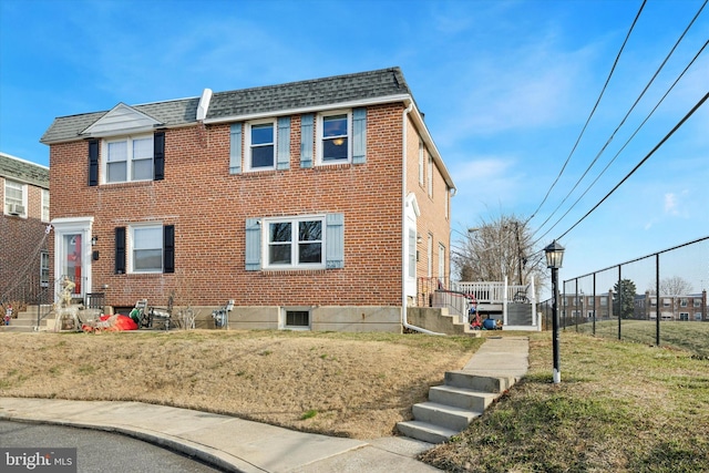 view of front facade featuring a front lawn