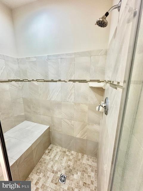 bathroom featuring tiled shower