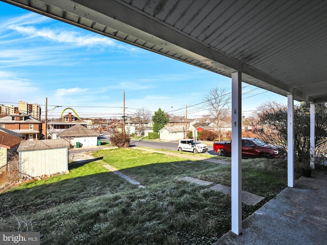 view of yard featuring a shed