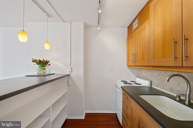 kitchen with a sink, hanging light fixtures, backsplash, white range with electric cooktop, and dark wood finished floors