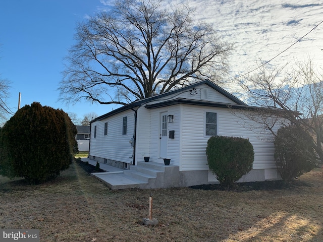 view of front of home featuring a front lawn