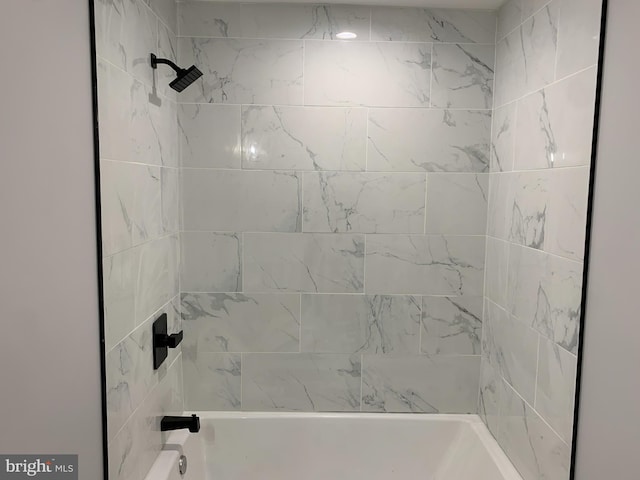 bathroom featuring tiled shower / bath combo