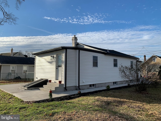 back of house featuring a yard