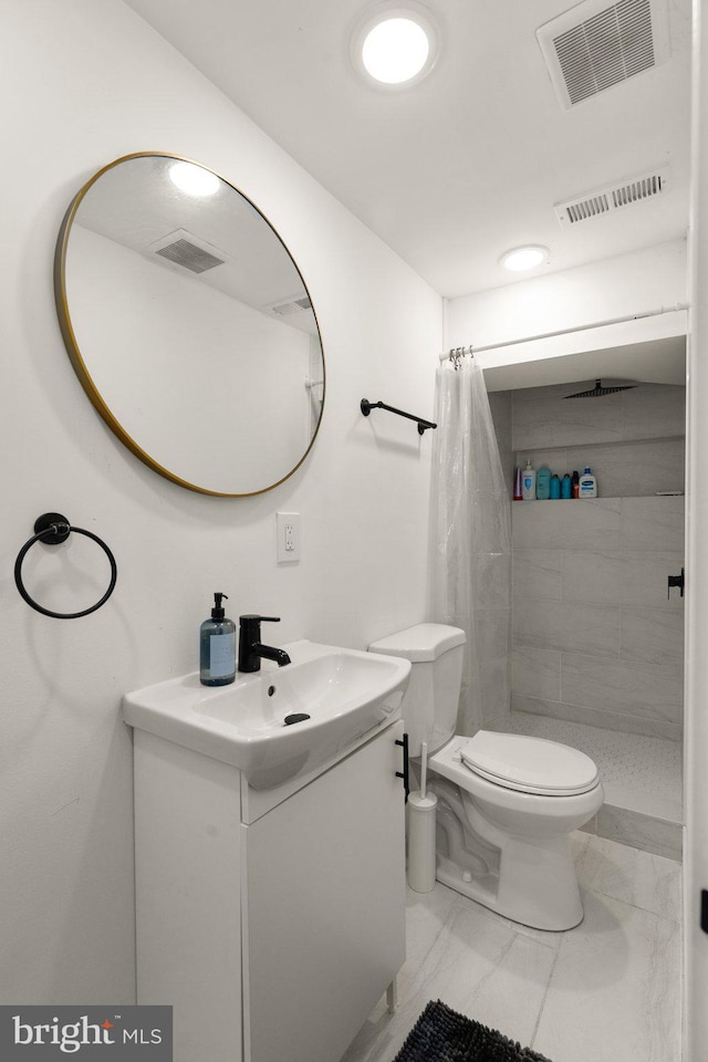 bathroom featuring a shower with shower curtain, vanity, and toilet