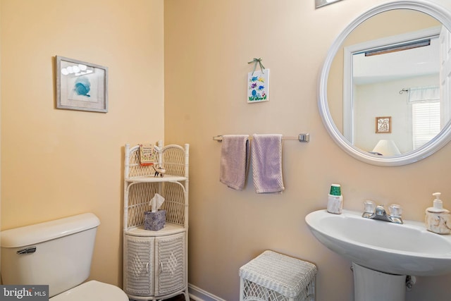 bathroom featuring toilet and sink