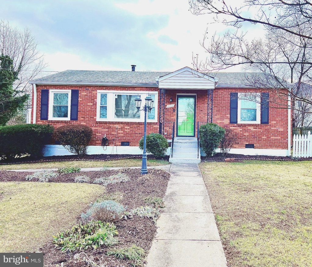 view of front of home featuring a front lawn