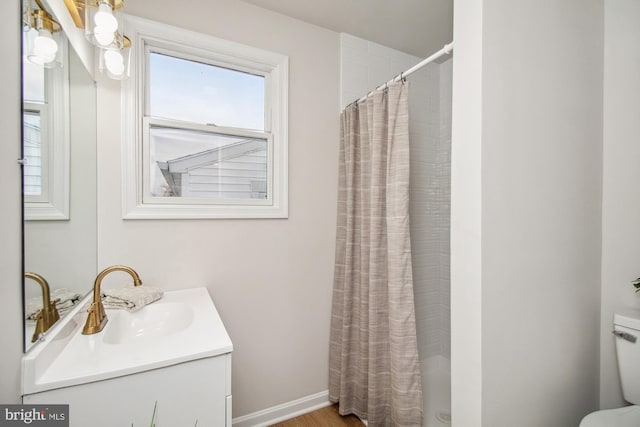 bathroom featuring a shower with curtain, vanity, and toilet