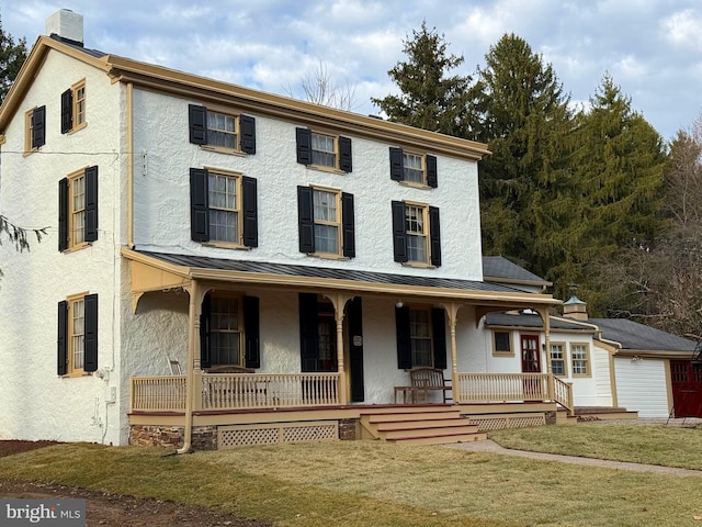 view of front of property featuring covered porch and a front yard