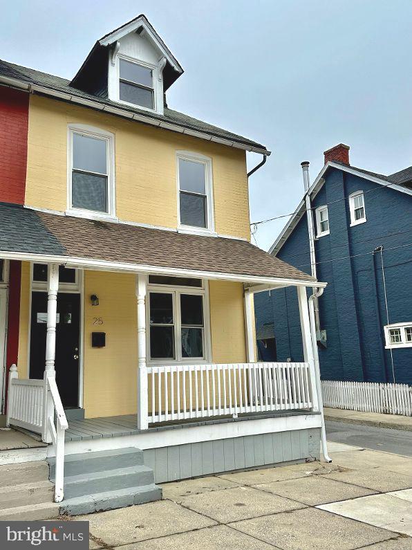 view of front of home featuring a porch