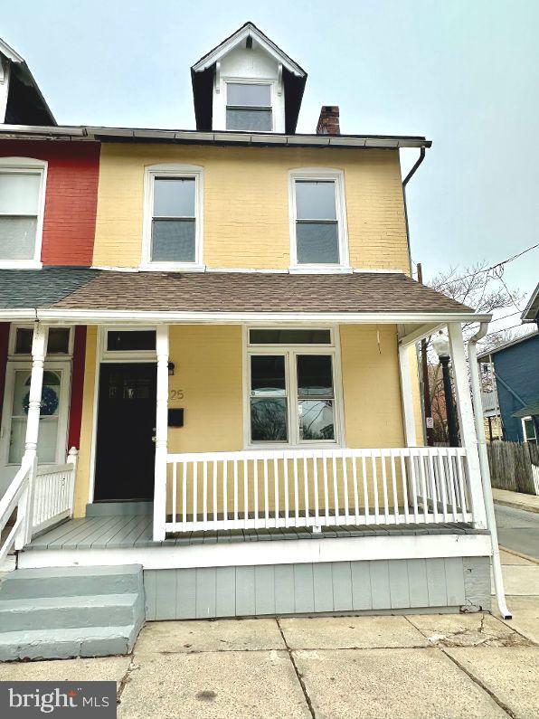 view of front of home featuring covered porch