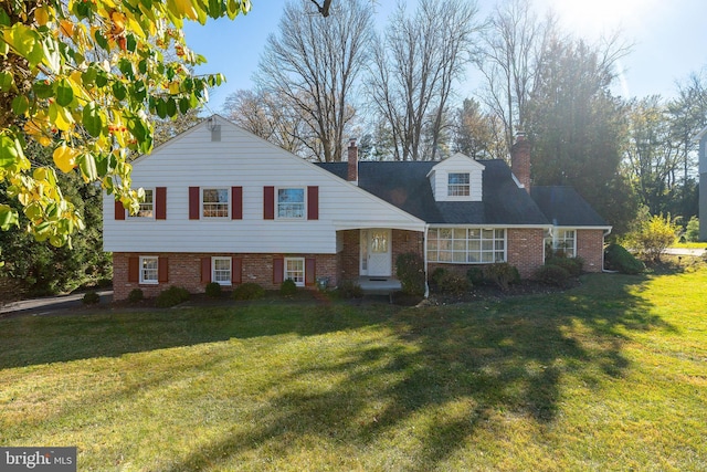 view of front facade featuring a front yard