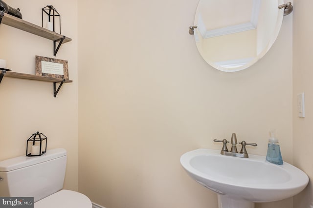 bathroom featuring toilet and sink