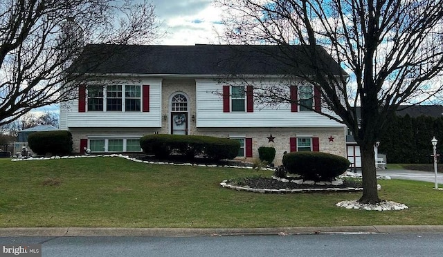 view of front facade featuring a front lawn