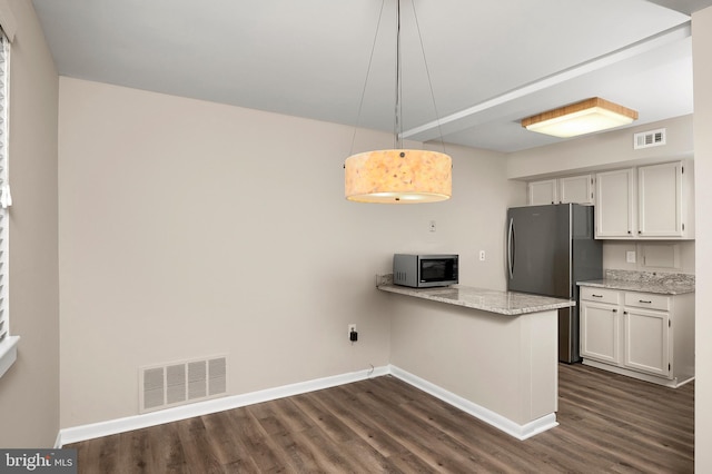 kitchen featuring white cabinets, pendant lighting, stainless steel appliances, and kitchen peninsula