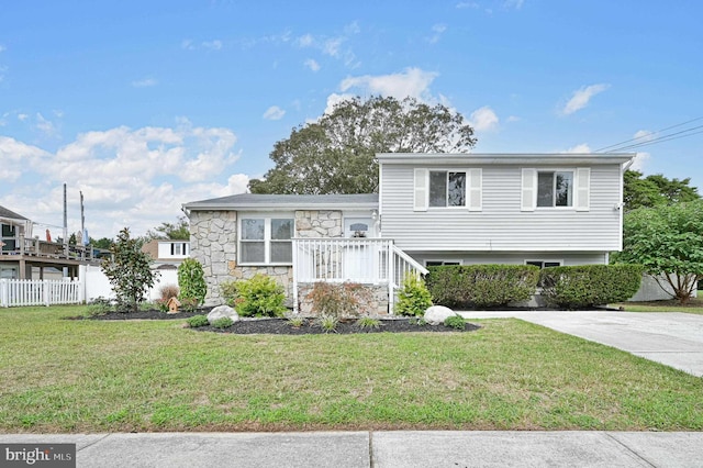 split level home with a front lawn