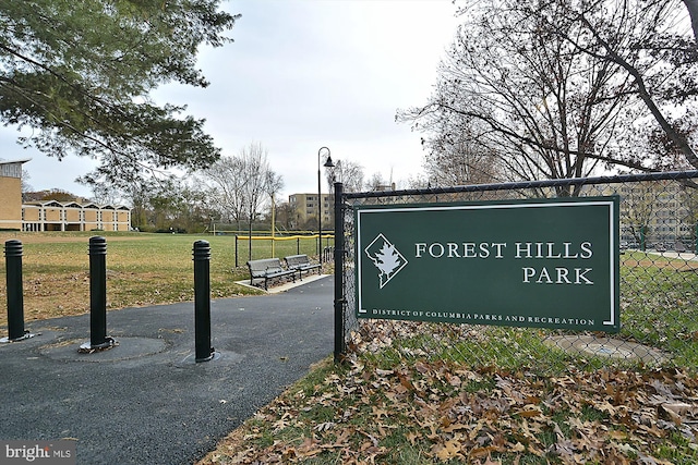 community sign with a yard