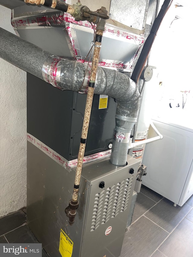 utility room with washer / clothes dryer and heating unit