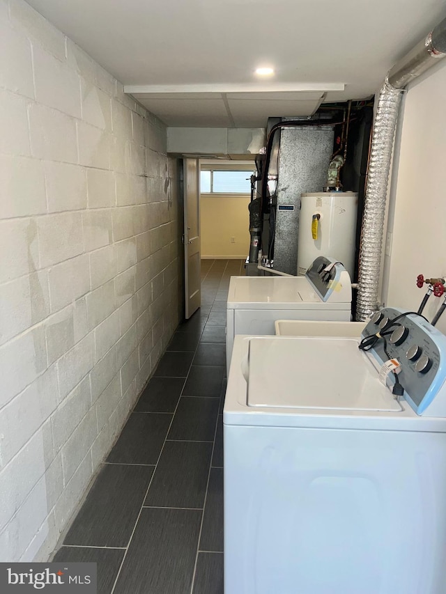 laundry area featuring gas water heater and independent washer and dryer