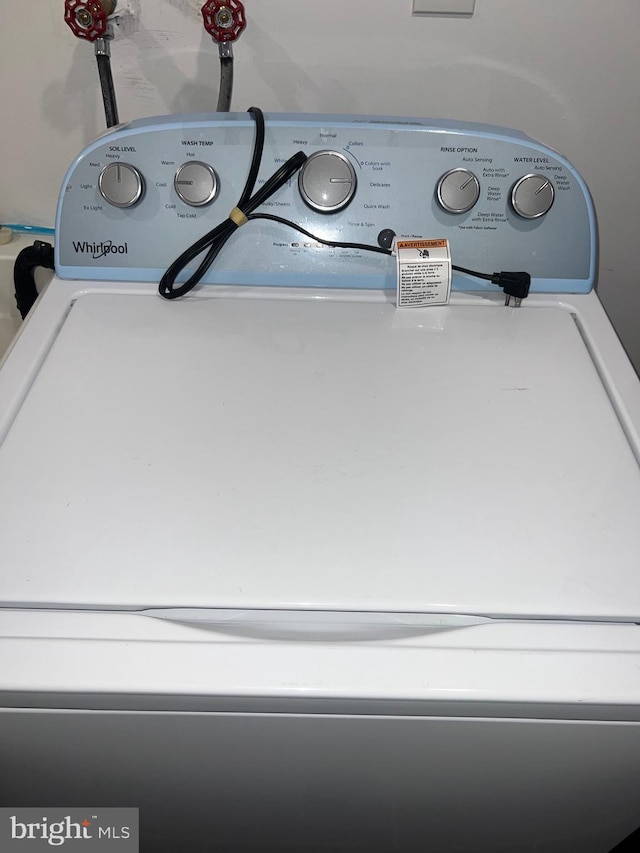 interior details featuring washer / clothes dryer